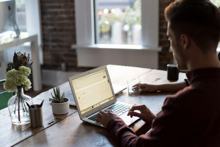 Homme travaillant à un bureau avec un ordinateur portable