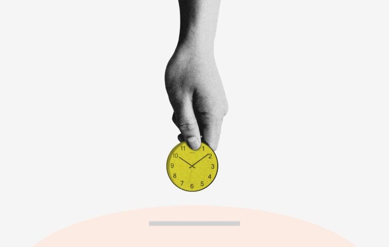 une main tenant une horloge comme une pièce de monnaie