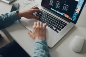un personne utilise l'ordinateur
