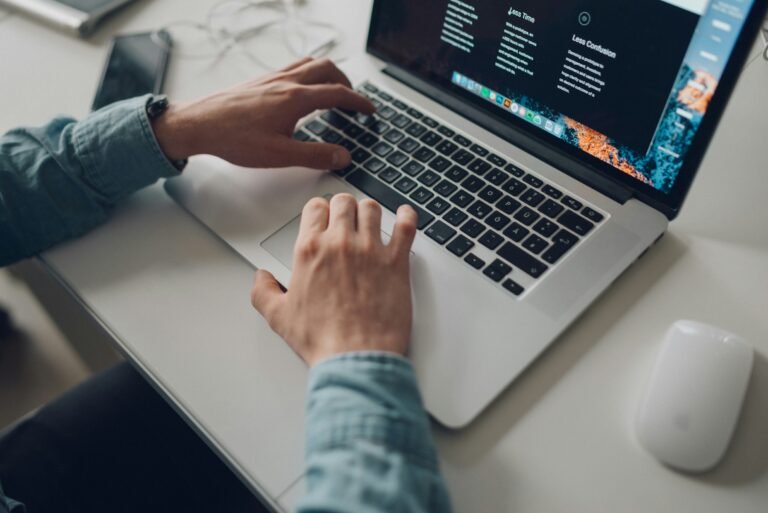 un personne utilise l'ordinateur