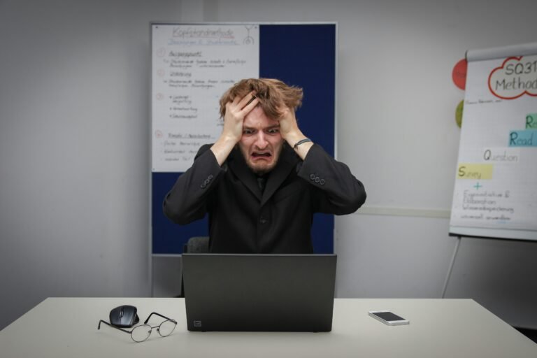 personne stressée devant un ordinateur portable